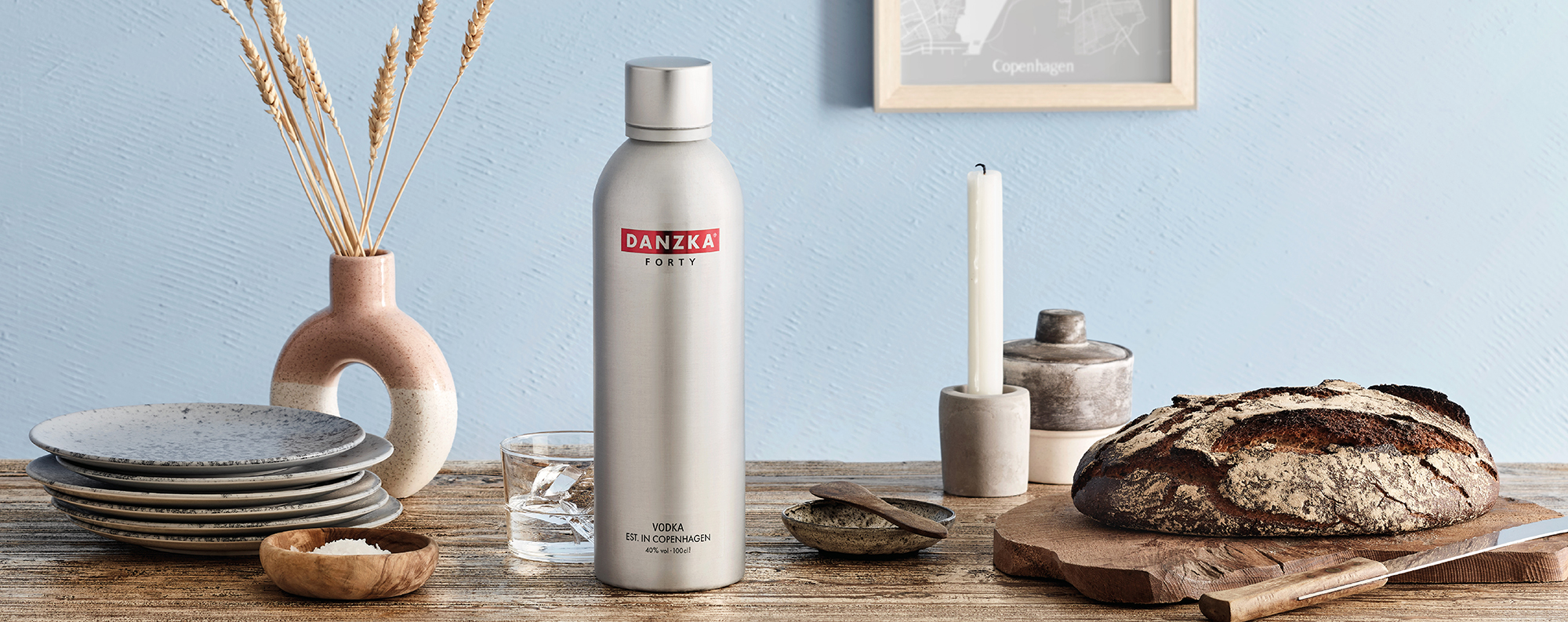 DANZKA Vodka Flasche auf elegantem Tischgeschirr – Markenteaser Danzka "The Design Experience"